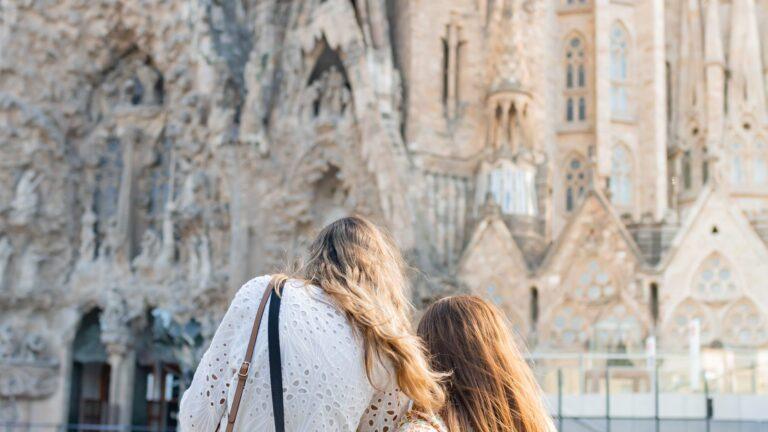 קסה מילה (Casa Mila) מוארת בערב חורפי, ברצלונה
